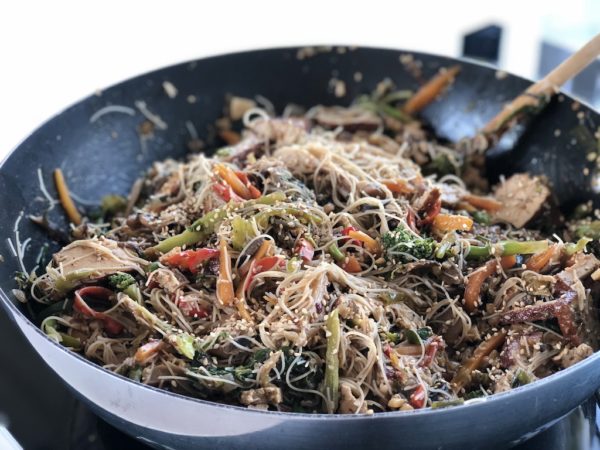 Fideos de arroz con verduras y tofu en un wok