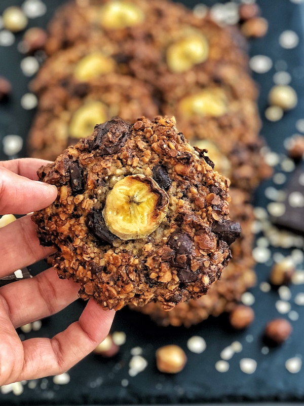 vegan chocolate chip cookies with bananas & hazelnuts 