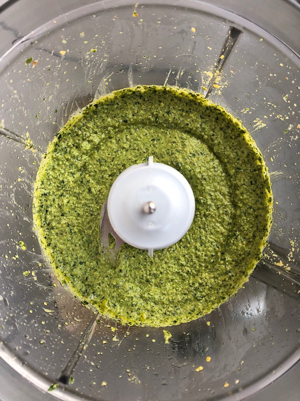 Pesto vegano con nueces en robot de cocina