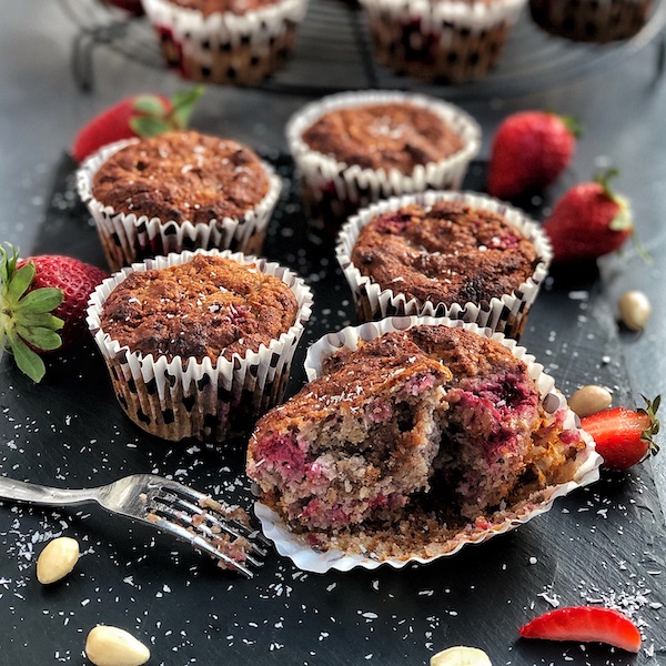 Muffins de Frambuesa rellenos de Caramelo de Dátiles y Anacardos (veganos, sin aceite)