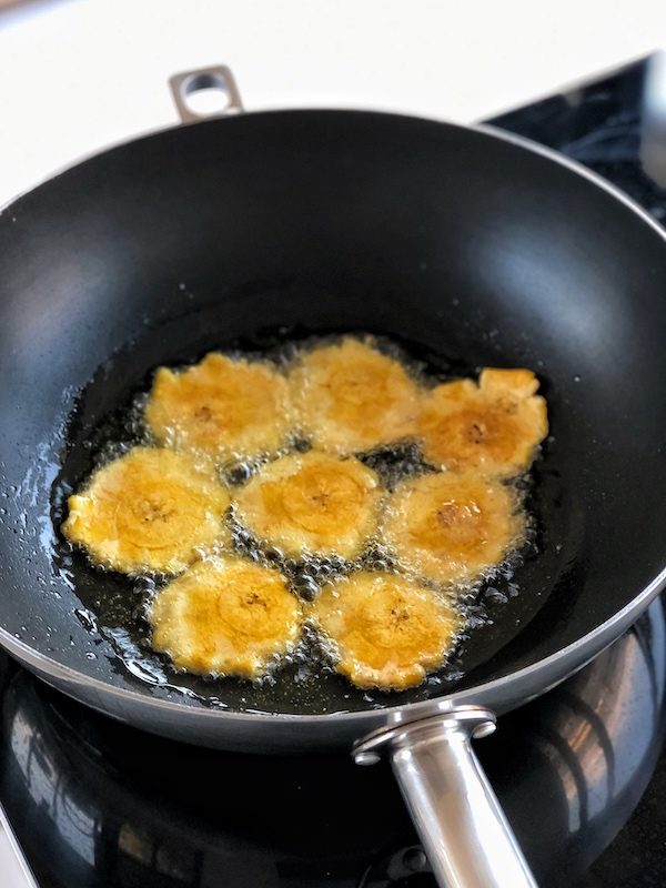 Plátanos verdes (macho) en aceite en wok