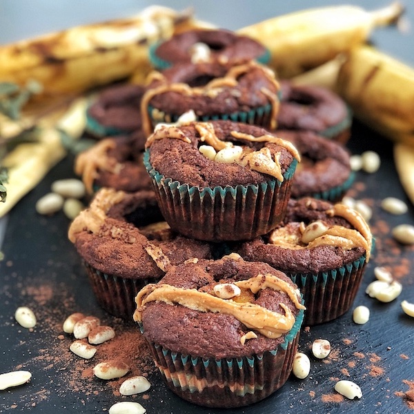 Muffins de Chocolate y Plátano rellenos de Crema de Cacahuete (vegano)