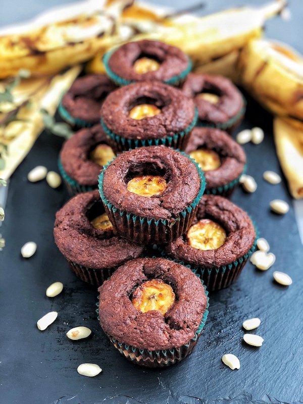 Muffins veganos de Chocolate y Plátano rellenos de Crema de Cacahuete, encima de pizarra negra